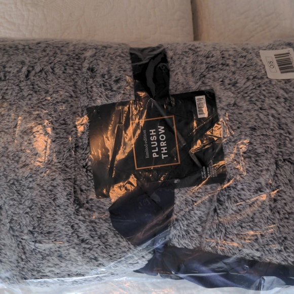 Ulta Limited Edition Navy Plush Throw 50 x 60 - Picture 3 of 5